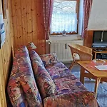 公寓 Mit Komplett Eingerichteter Kuechenzeile Im Wohnraum By Interhome