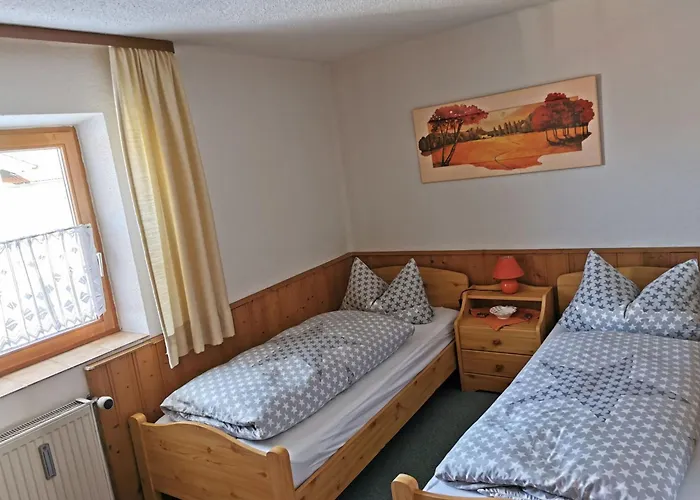 Mit Komplett Eingerichteter Kuechenzeile Im Wohnraum By Interhome 아파트 하이드뮐